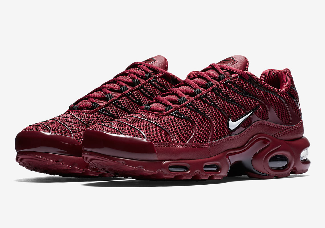 Nike Air Max Plus Appears In "Team Red" Colorway