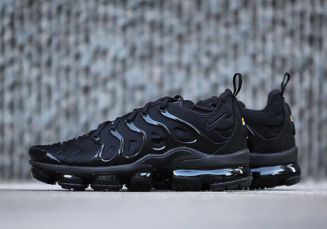 Detailed Look At The Nike Vapormax Plus "Triple Black"