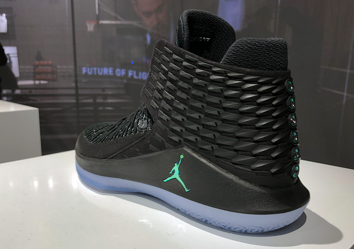 Air Jordan 32 Black Cat 3