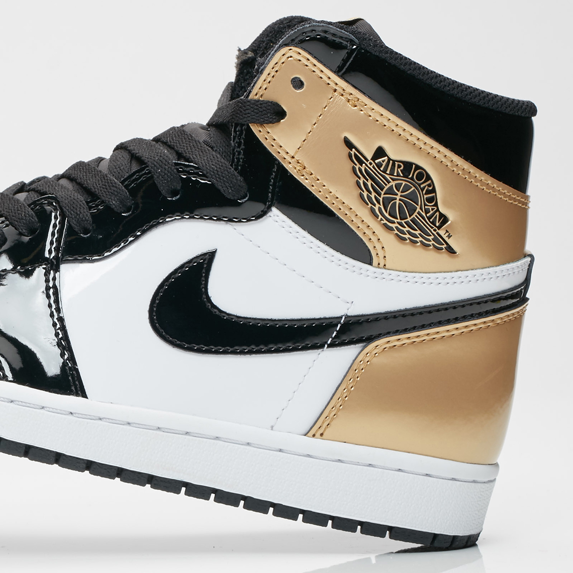 Air Jordan 1 Retro High Og Gold Toe Release Info 3