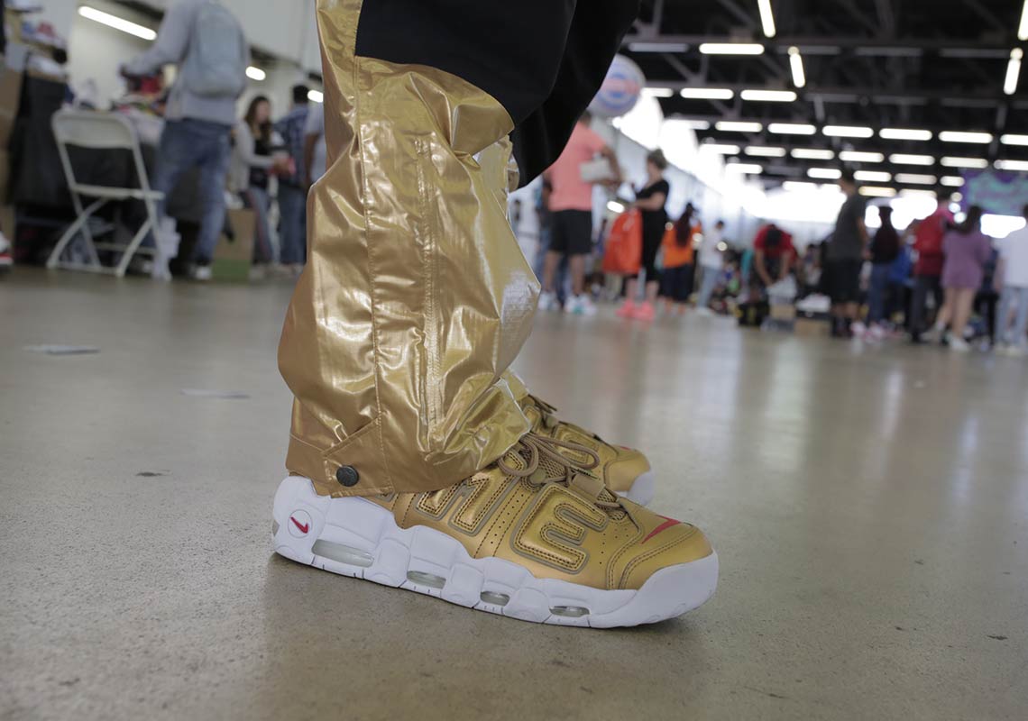 Sneaker Con Dallas On Foot 1