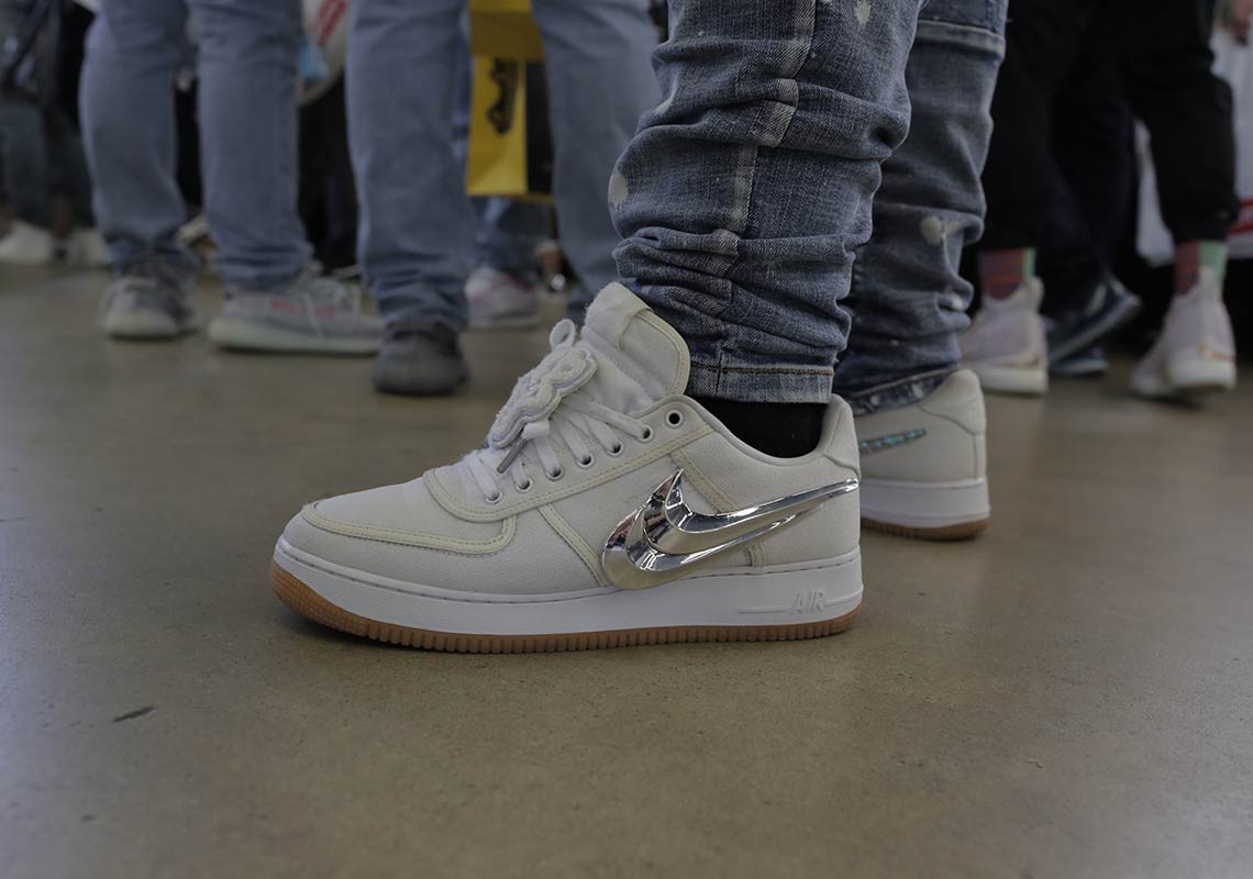 Sneaker Con Dallas On Foot 35