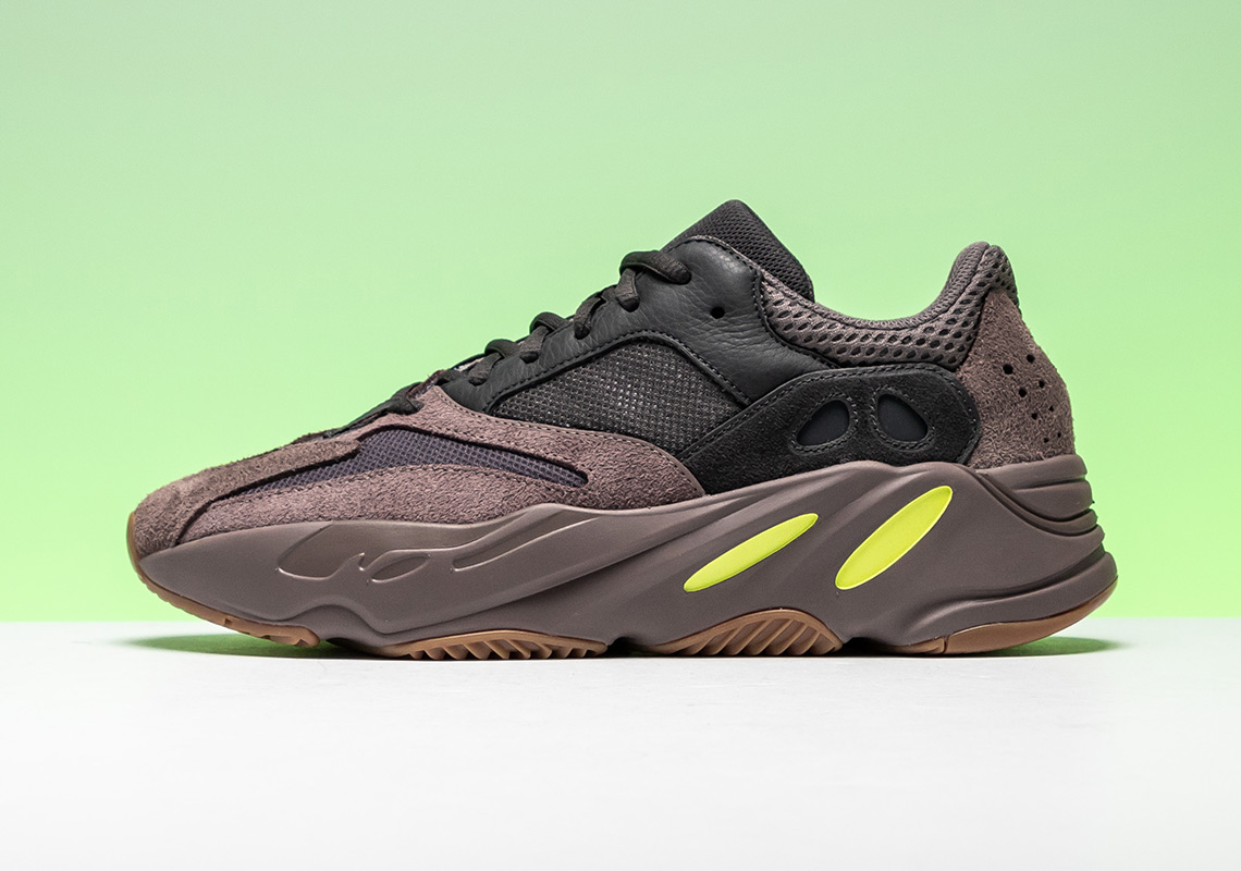 Unboxing The adidas Yeezy 700 “Mauve”