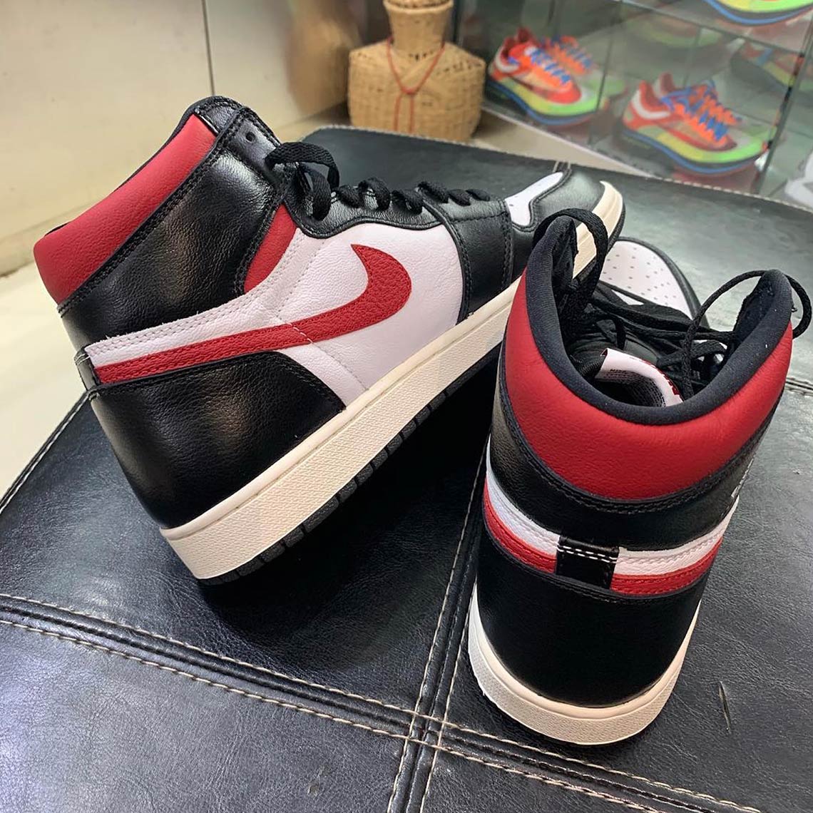 Air Jordan 1 Retro High Og Black Sail Gym Red 3