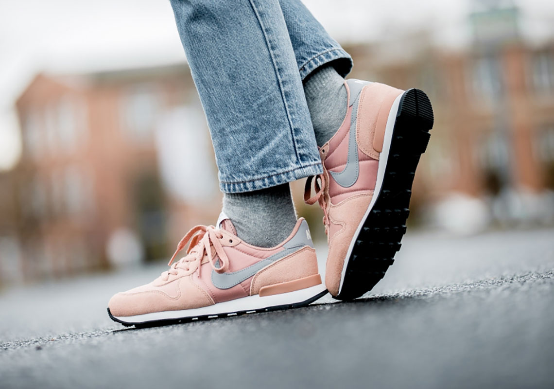 Nike Wmns Internationalist Peach Grey 828407 615 Mood 1