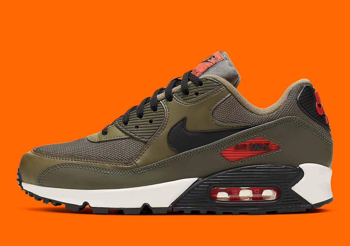 "Undefeated" Colors Hit The Nike Air Max 90