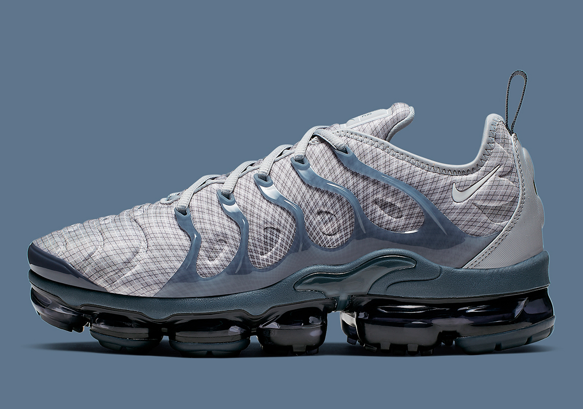 Nike's Warped Grid Pattern Returns On The Vapormax Plus "Wolf Grey"