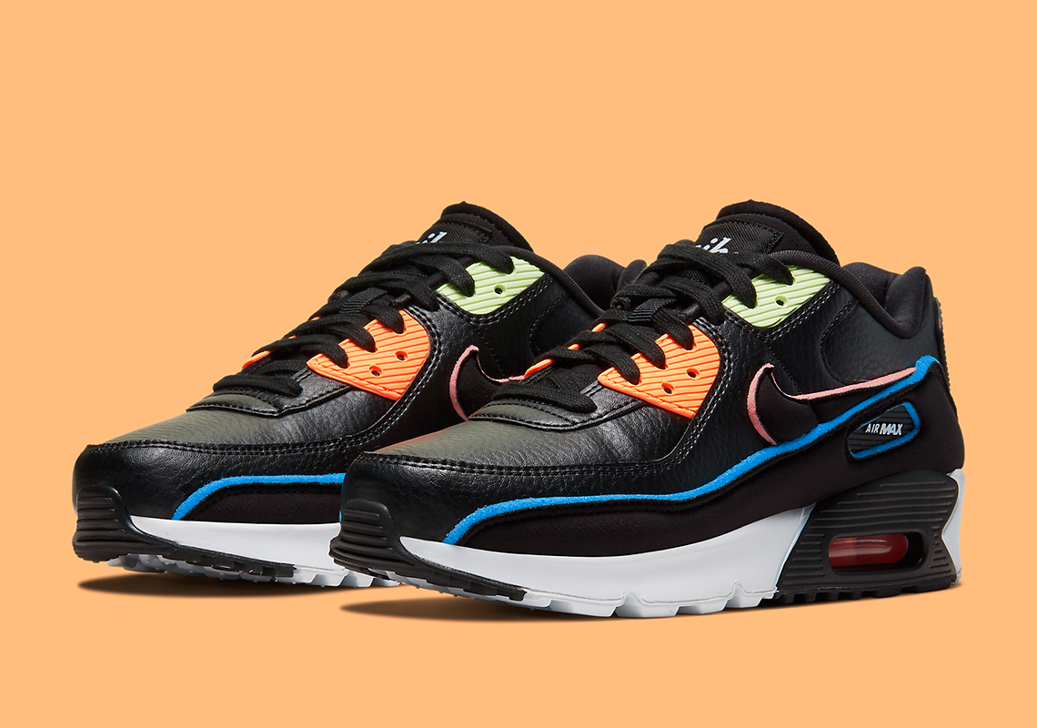 This Nike Air Max 90 SE For Kids Exposes Spongy Underlays