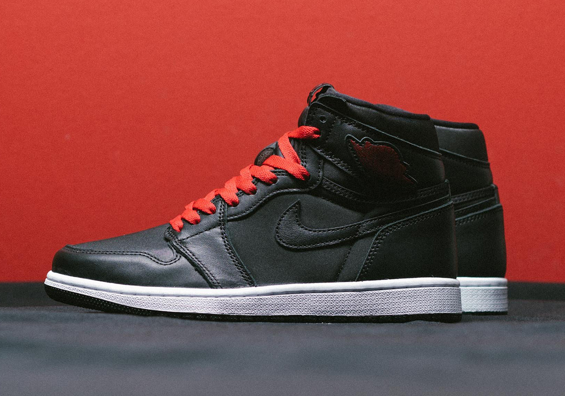 Air Jordan 1 Retro High Black Satin 555088 060 3