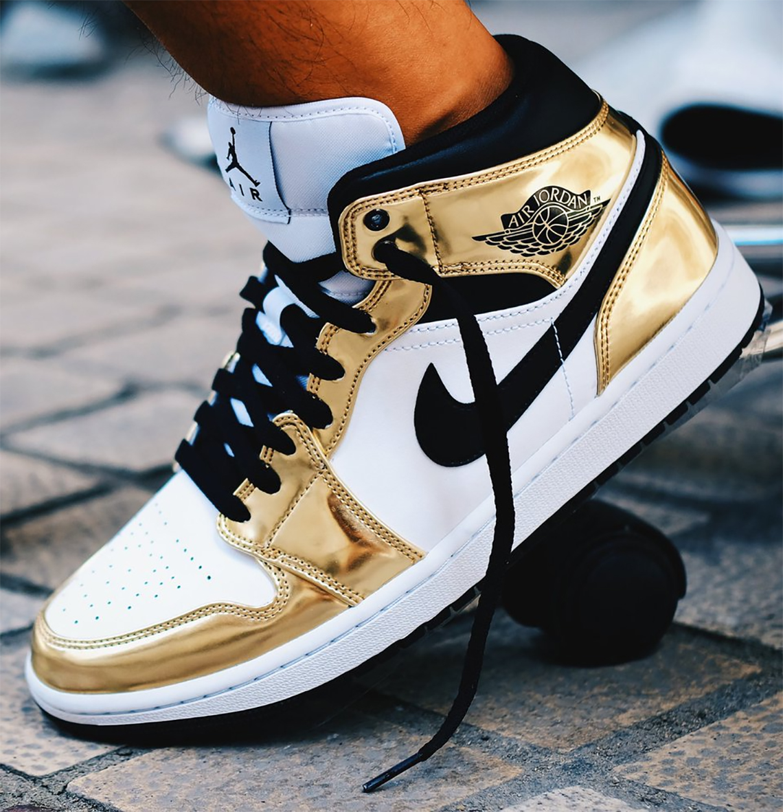 Air Jordan 1 Mid Metallic Gold Dc1419 700 1 1