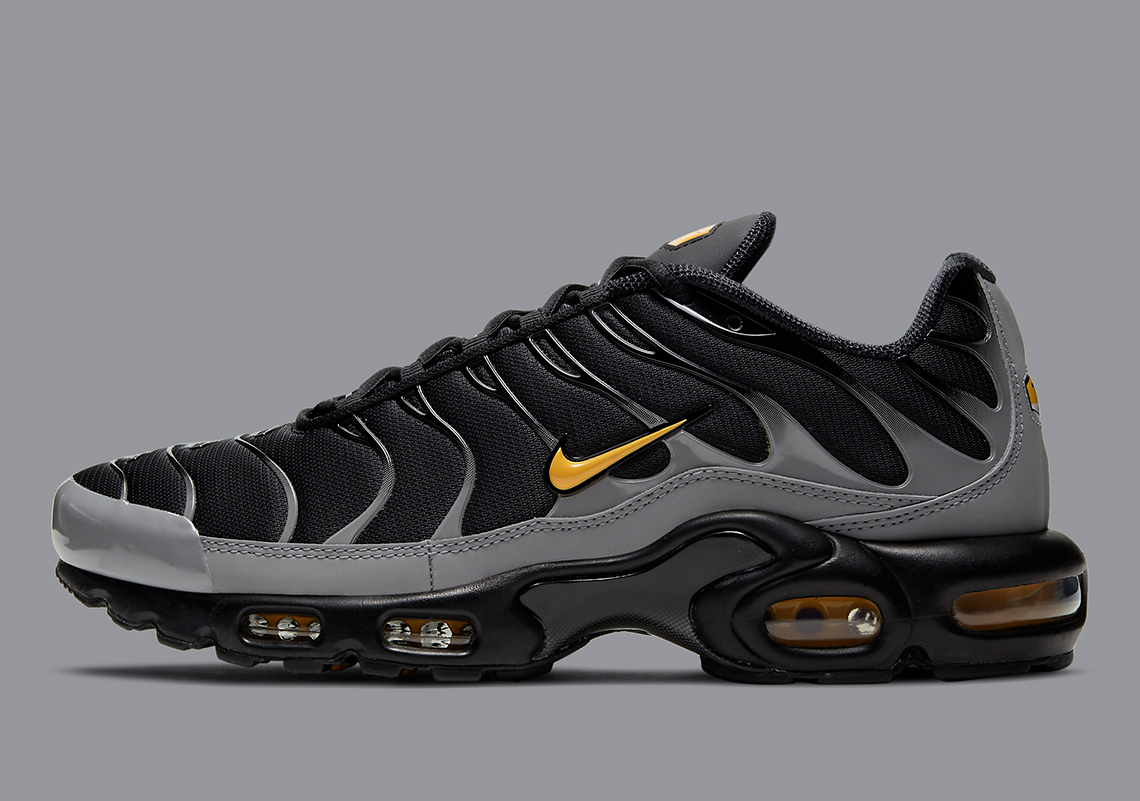 The Nike Air Max Plus Wears A Classic "Batman" Outfit