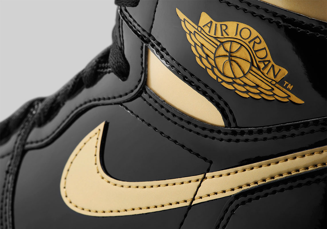 Air Jordan 1 Retro High Og Black Gold 555088 032 Official Images 1