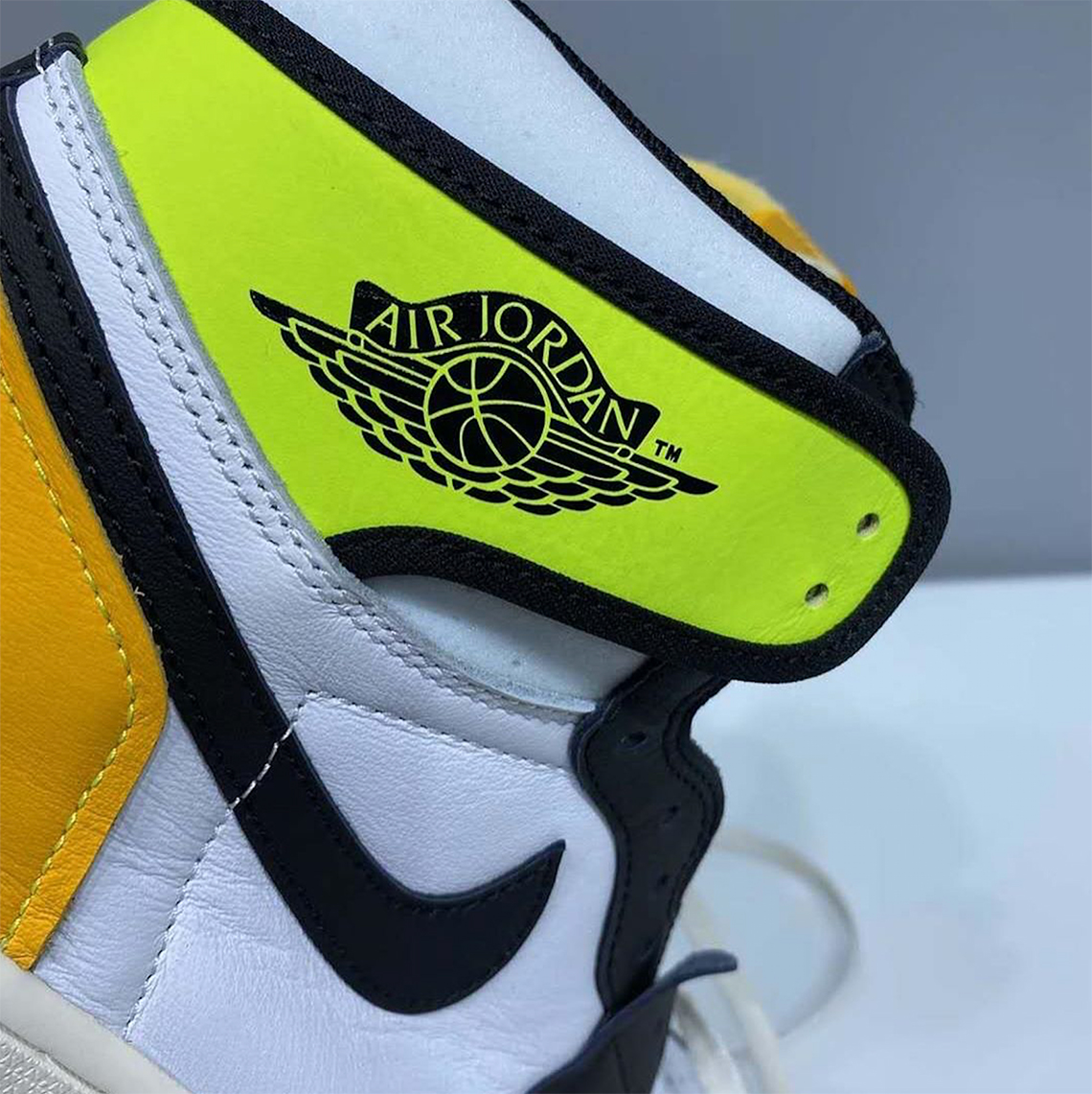 Air Jordan 1 Retro High Og White Volt University Gold Black 6