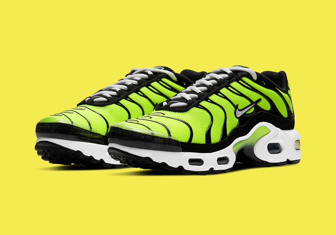 A New Kids' Nike Air Max Plus Gets Dipped In Zesty "Hot Lime"