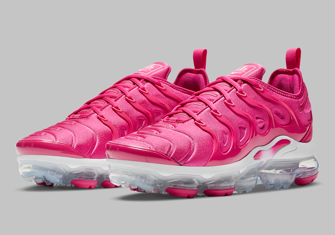 Nike Vapormax Plus "Fireberry" Is Available Now