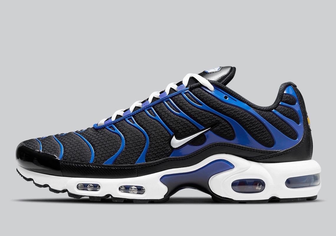 A Classic "Black" And "Royal" Look Lands On The Nike Air Max Plus