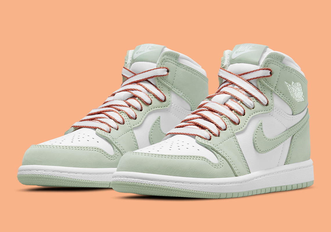 Official Images Of The Air Jordan 1 Retro High OG "Seafoam"