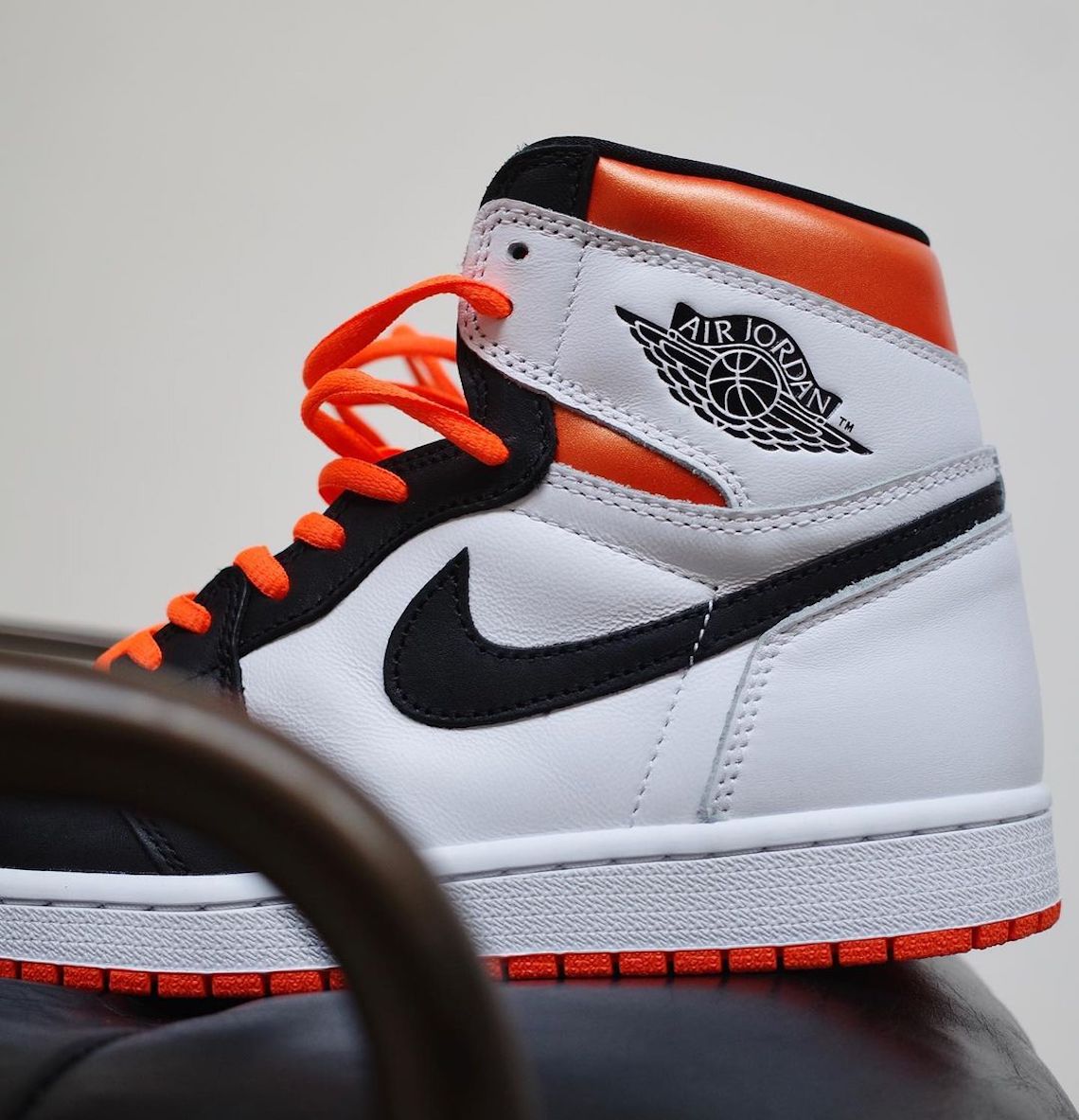 Air Jordan 1 Electro Orange 555088 180 4