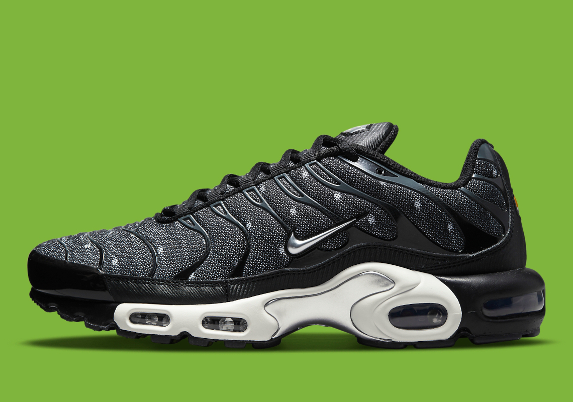 Denim Twill Covers This Nike Air Max Plus