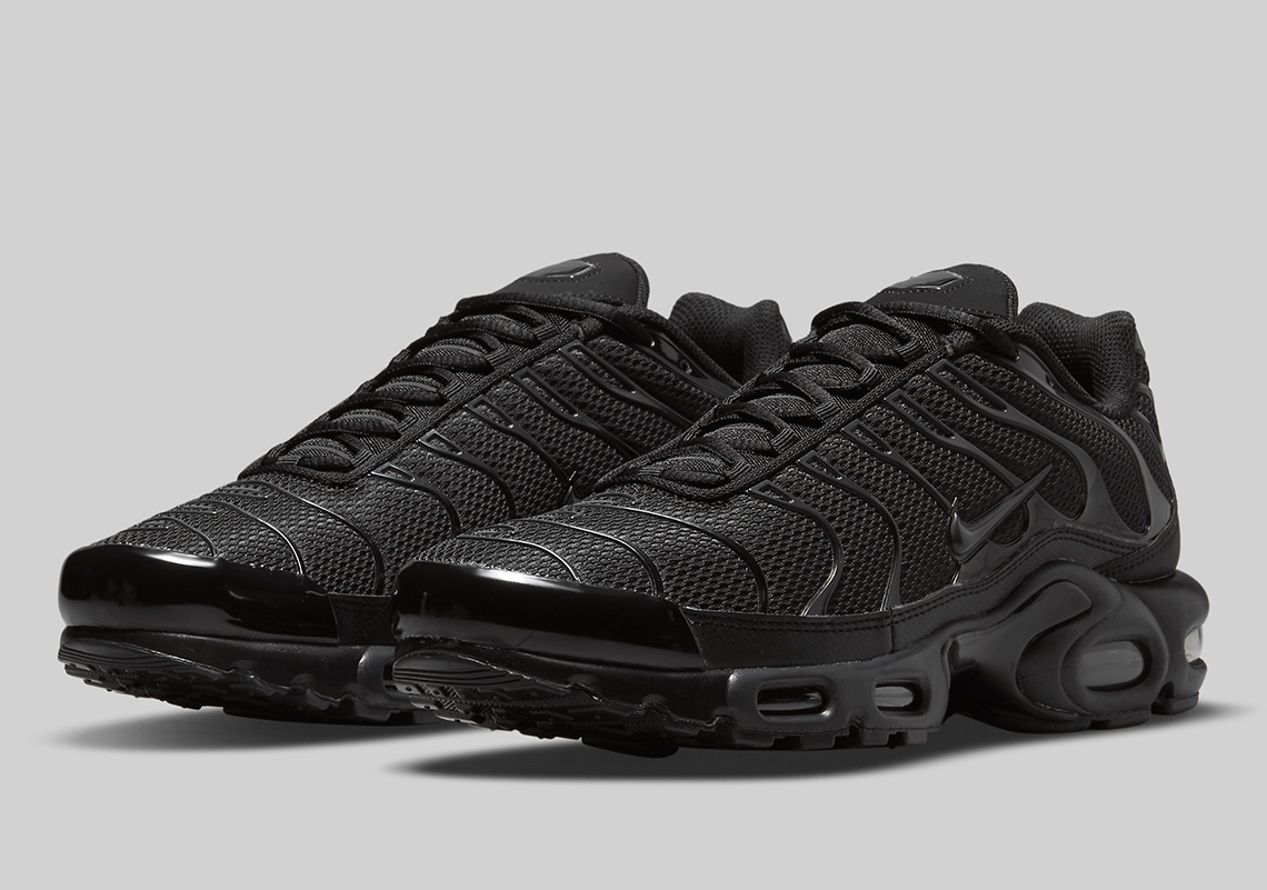 The Nike Air Max Plus Ushers In A Simple “Triple Black” Look