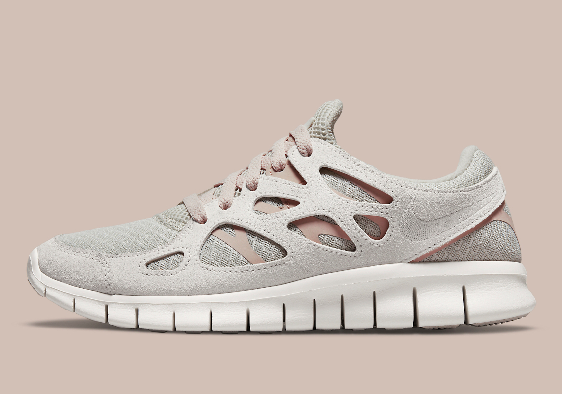 Faint "Pure Platinum" Lands On The Nike Free Run 2