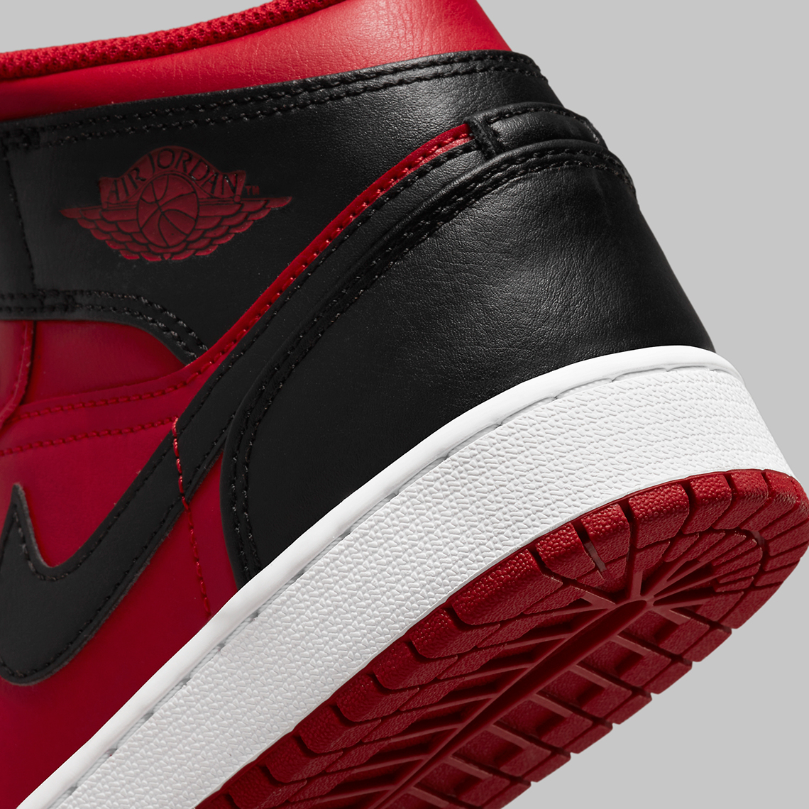 Air Jordan 1 Mid Gs Red Black Reverse Bred 554725 660 4