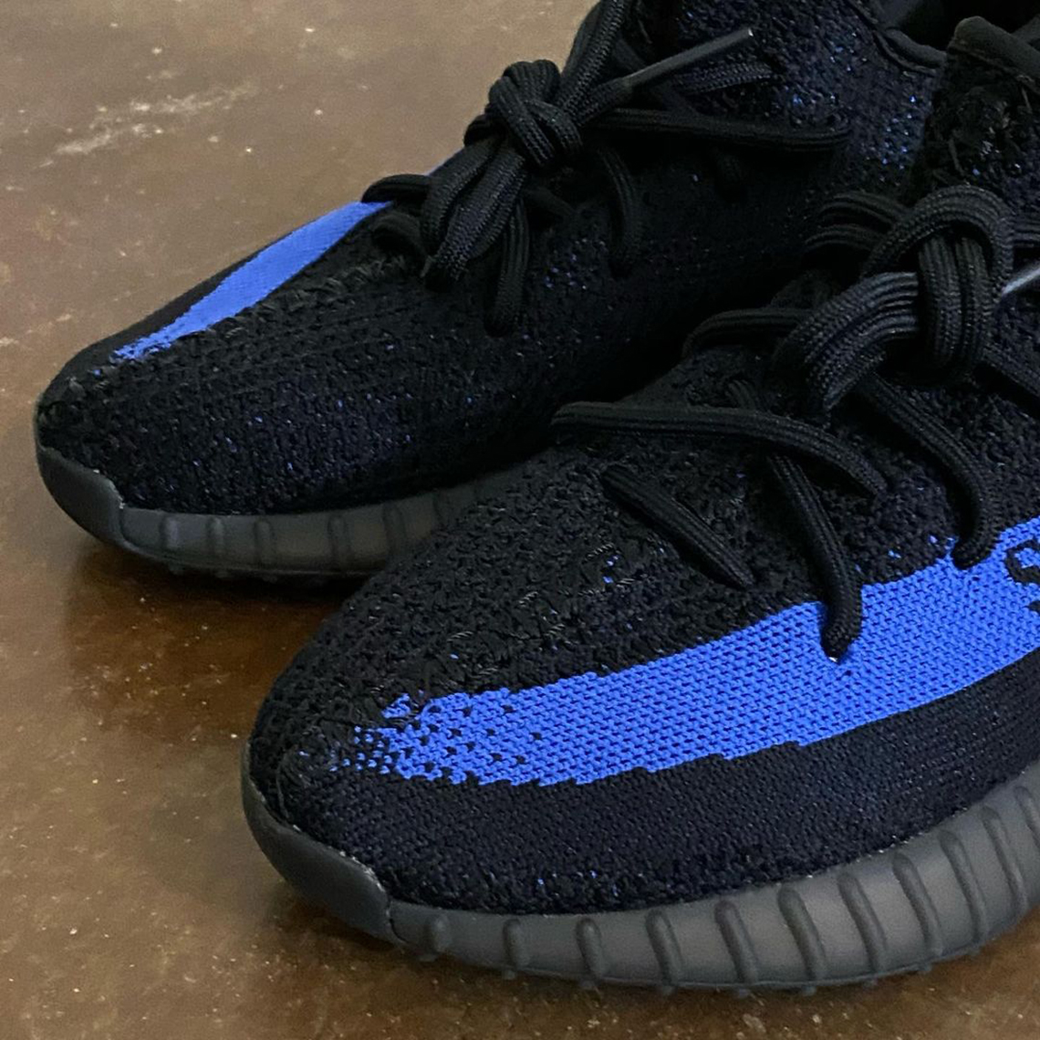 Adidas Yeezy Boost 350 V2 Dazzling Blue Photos 5