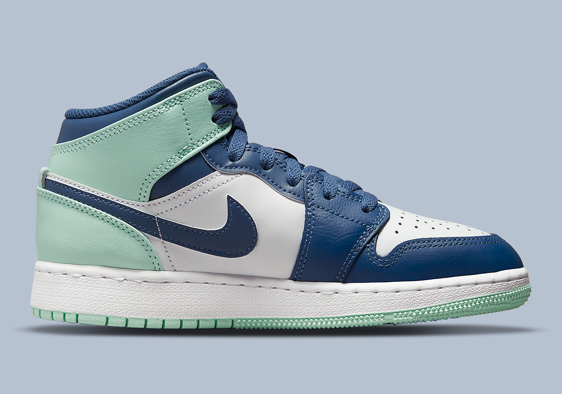 Air Jordan 1 Mid Gs Blue Mint 554725 413 3