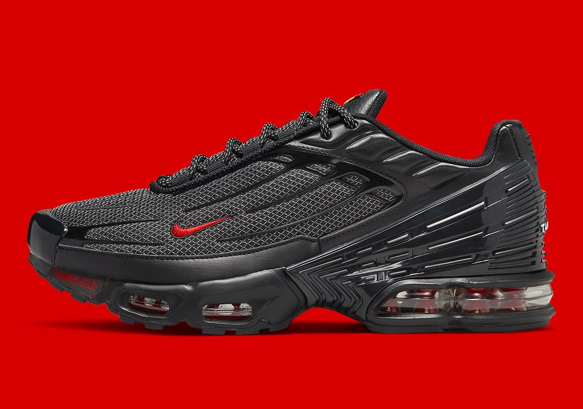 The Nike Air Max Plus 3 "Bred" Adds Chain-Link Style Mesh