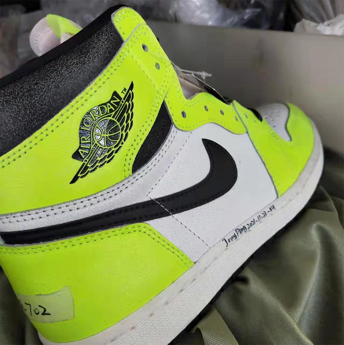 Air Jordan 1 Retro High Og Volt 555088 702 1