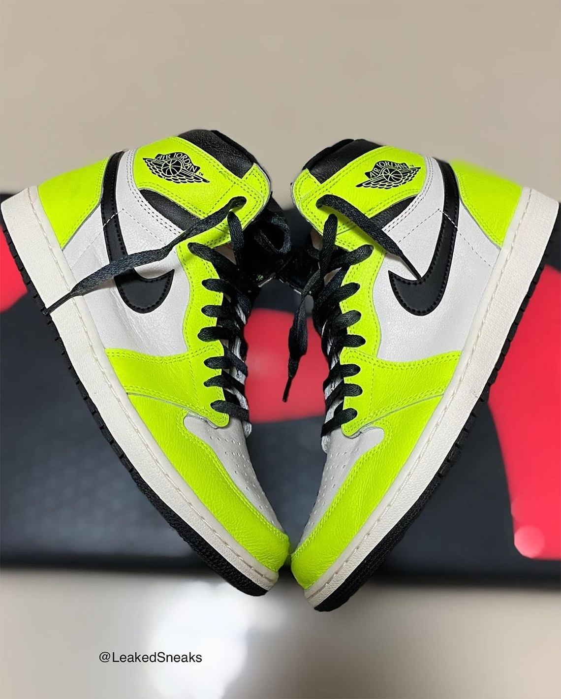 Jordan 1 Volt 555088 702 1