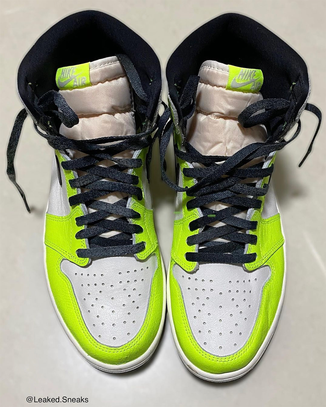 Jordan 1 Volt 555088 702 3