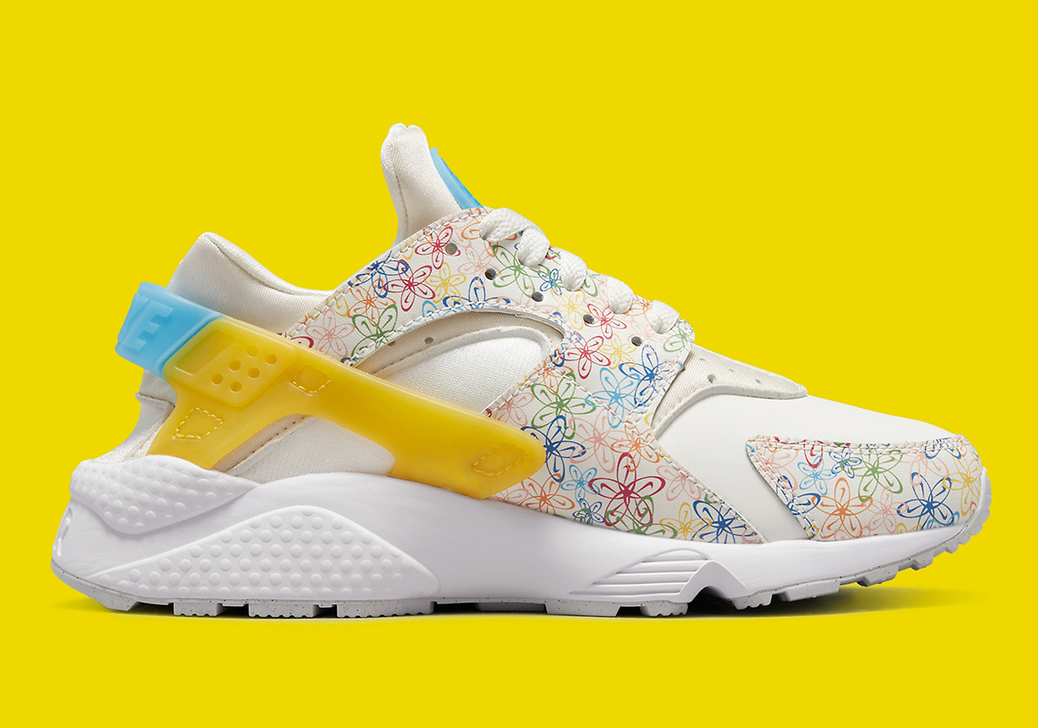 Nike Air Huarache Womens Floral Swoosh Dv3209 100 1