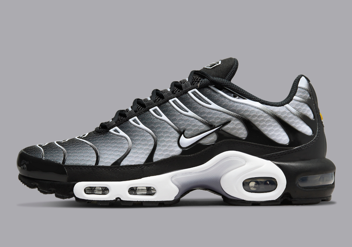 A Clean "Black/Metallic Silver" Finish Lands On The Nike Air Max Plus