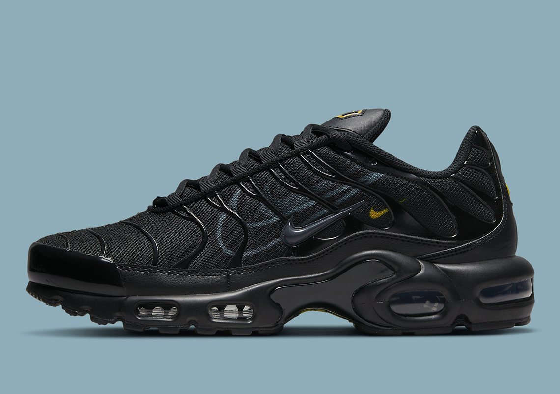 Nike's Multi-Swooshed Air Max Plus Appears In "Triple Black"