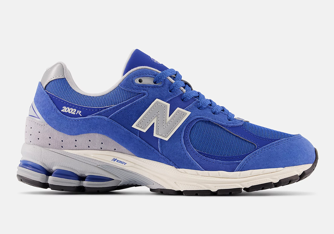 "Sport Royal" Suedes Appear On The New Balance 2002R