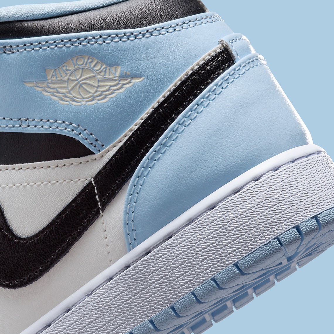 Air Jordan 1 Mid Ice Blue 555112 401 3