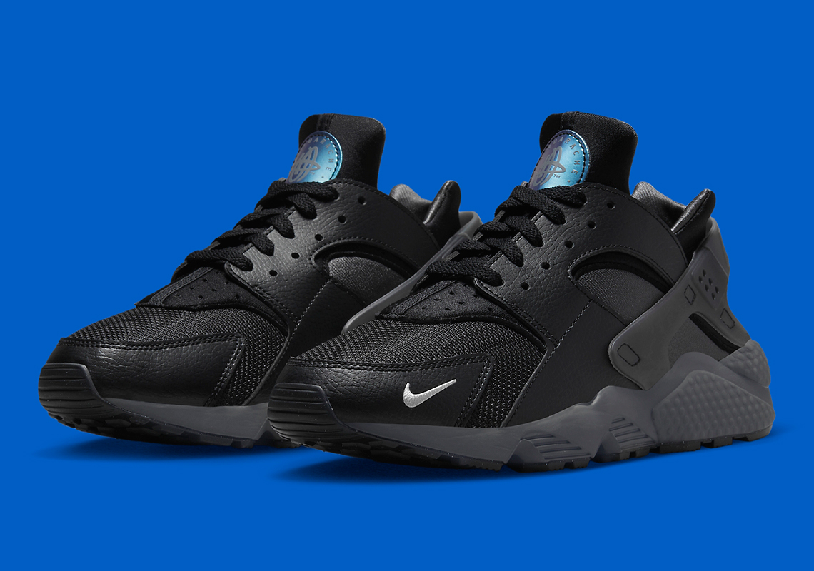 Luminous Blues Highlight A Near All-Black Nike Air Huarache