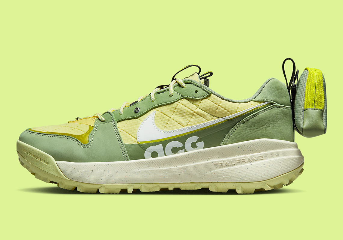 This Nike ACG Lowcate Comes Equipped With Removable Pouches And Lace Covers