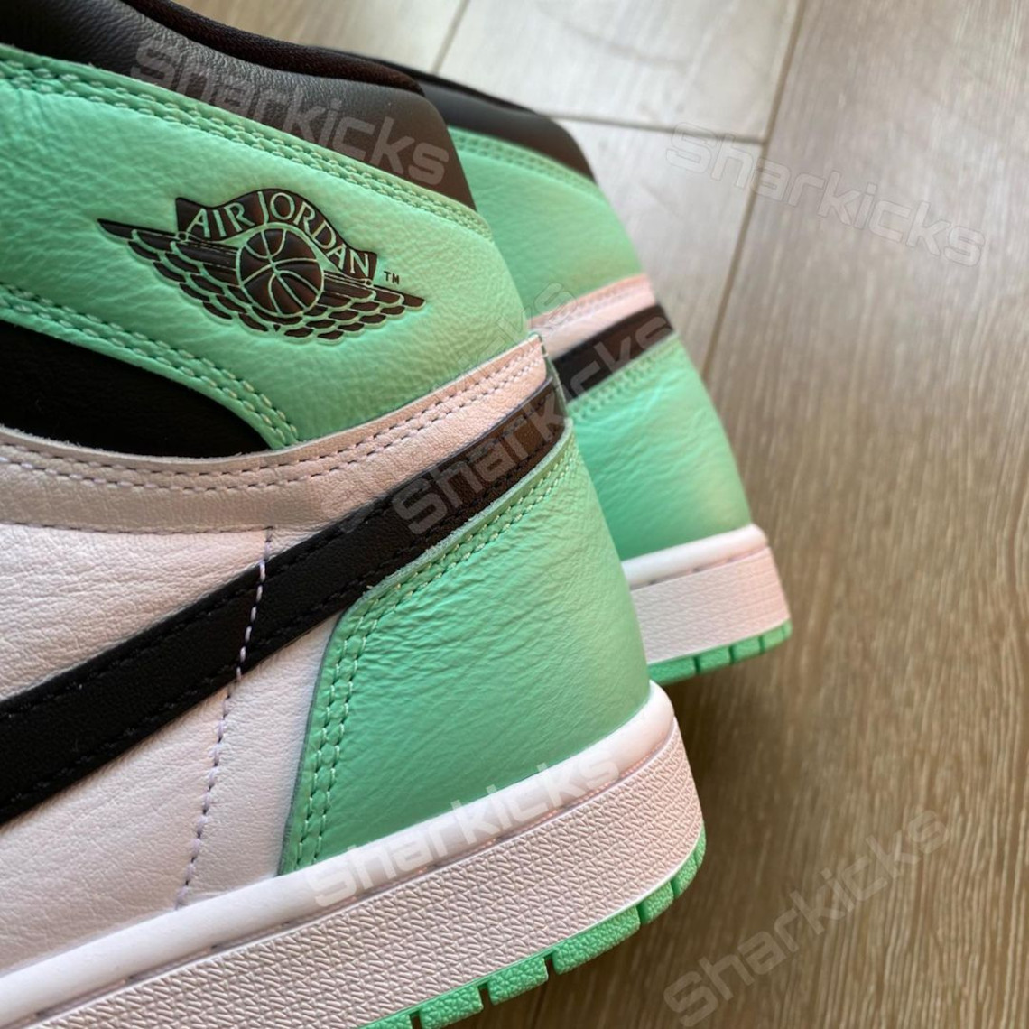 Air Jordan 1 Retro High Og Green Glow Dz5485 130 07