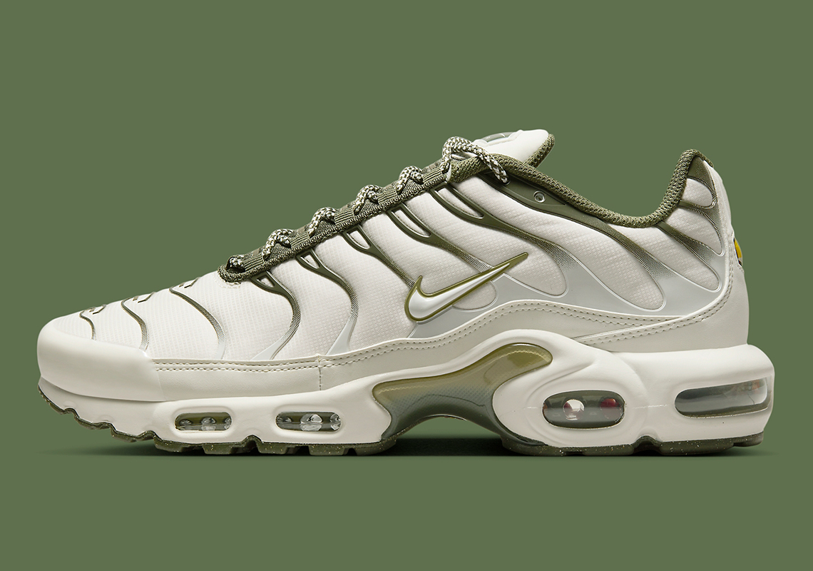 "Light Bone" Takes Over The Nike Air Max Plus