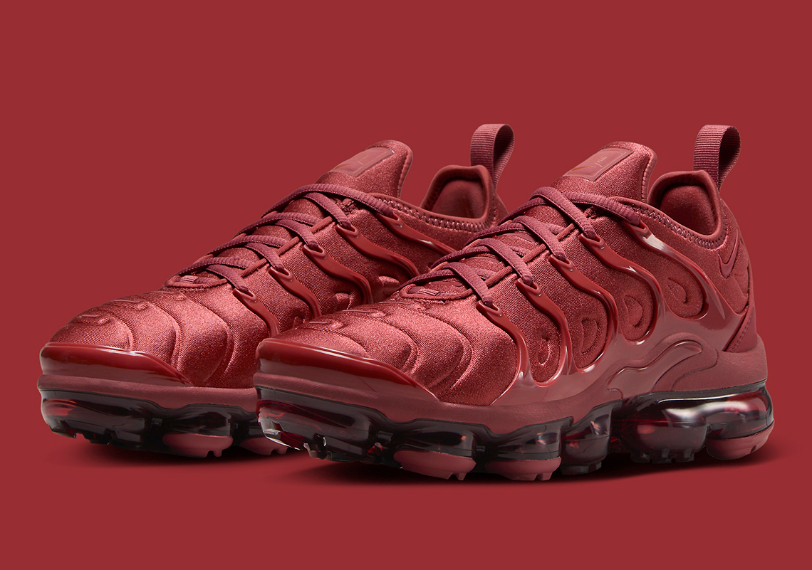 The Nike Vapormax Plus Adds A Full Red Colorway To Its Wardrobe