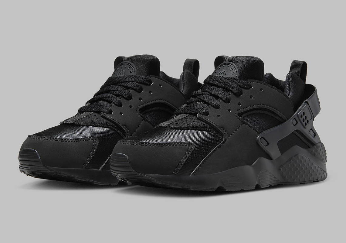 Pitch-Black Hues Fully Encase This Grade School Nike Air Huarache