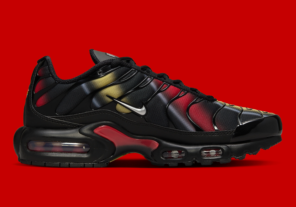 Nike Air Max Plus Black Saturn Gold Salsa Red Hf9989 001 1