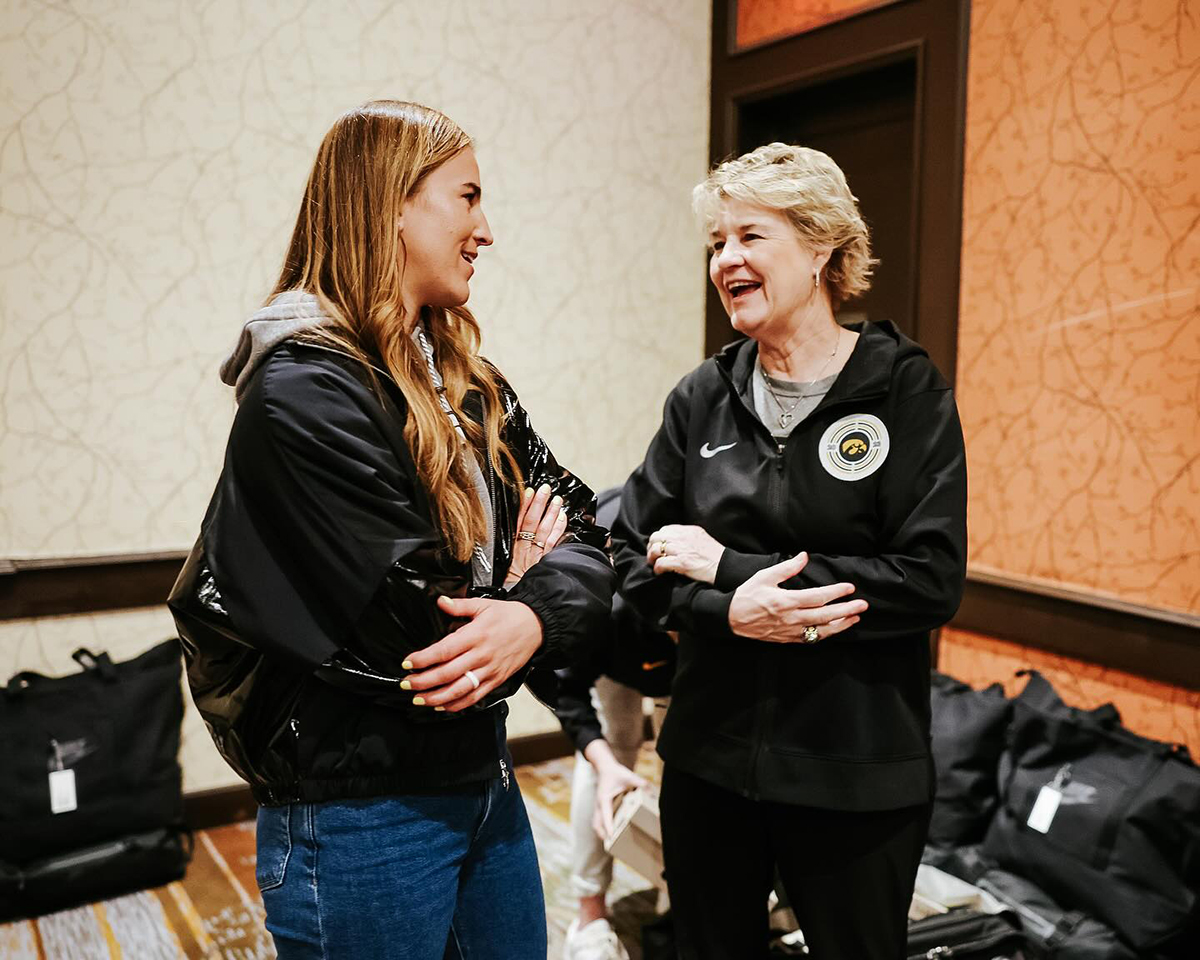 Sabrina Ionescu Visits Iowa Womens Basketball Caitlin Clark 3