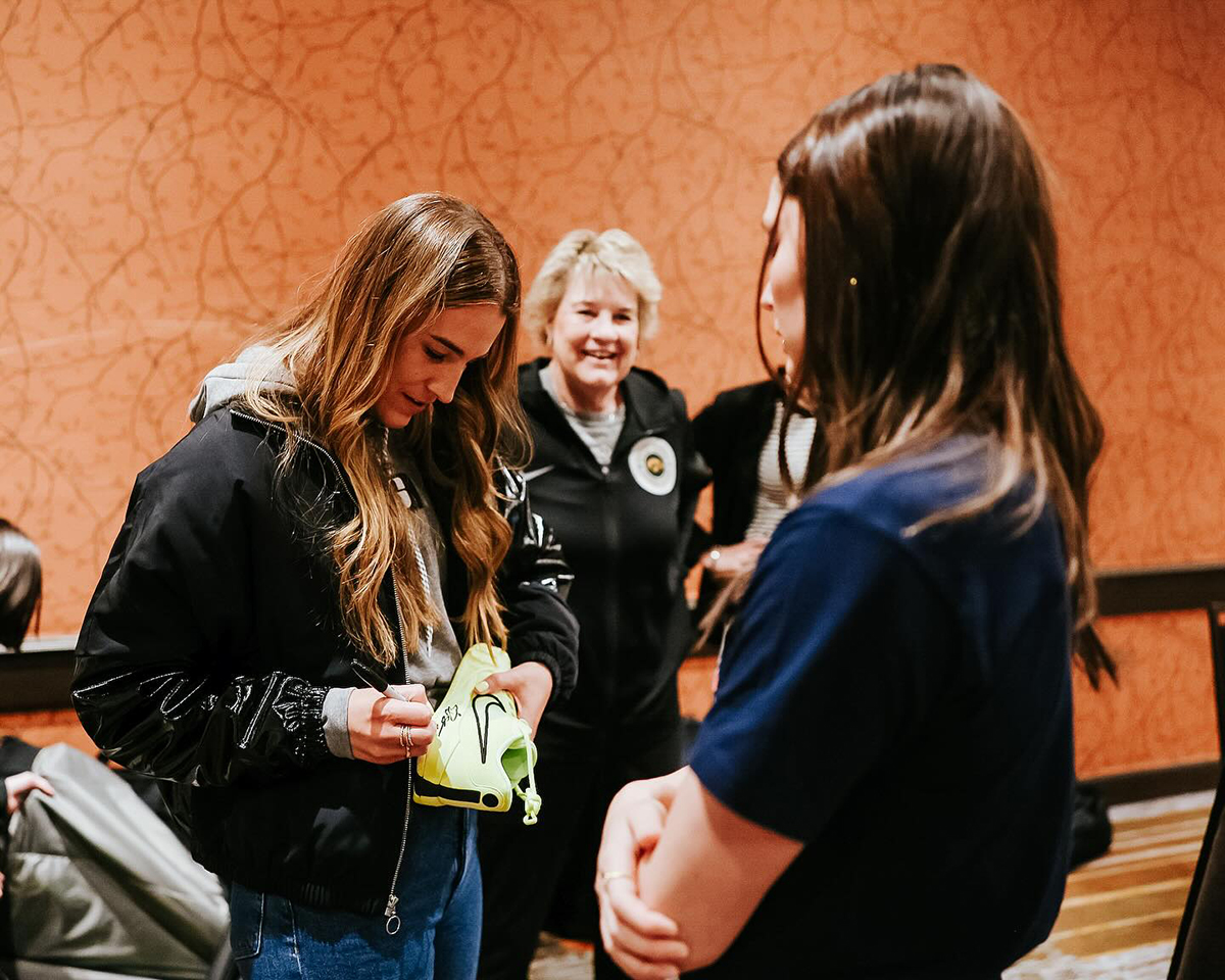 Sabrina Ionescu Visits Iowa Womens Basketball Caitlin Clark 4