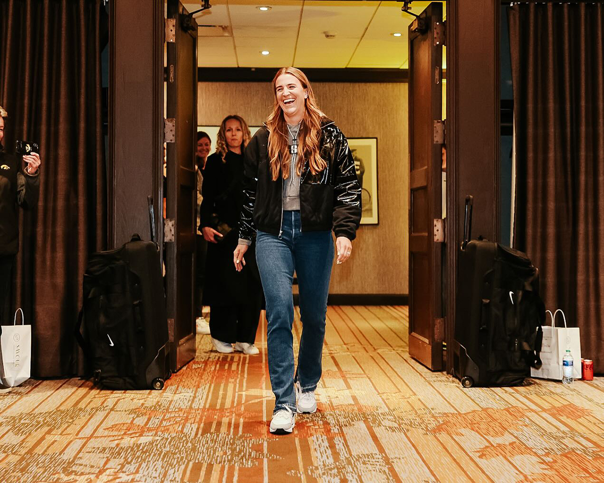 Sabrina Ionescu Visits Iowa Womens Basketball Caitlin Clark 7