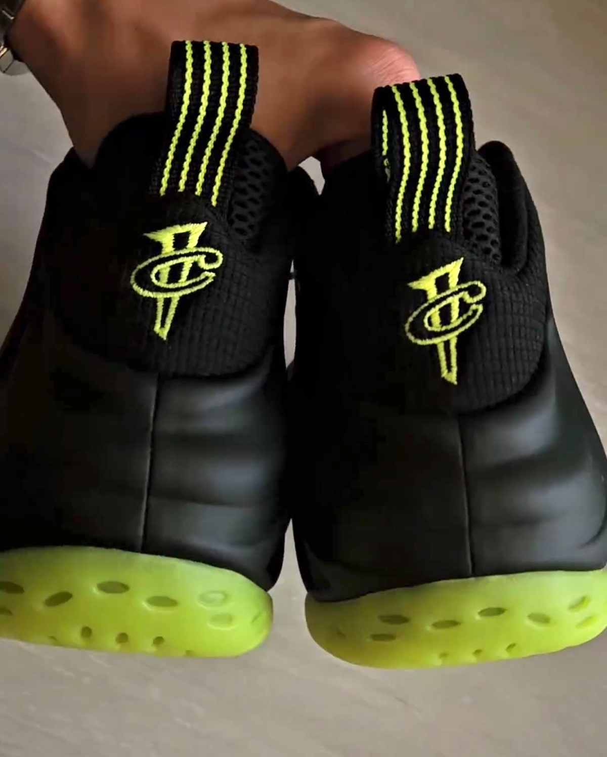 Nike Air Foamposite One Black Volt Hf2902 001 2