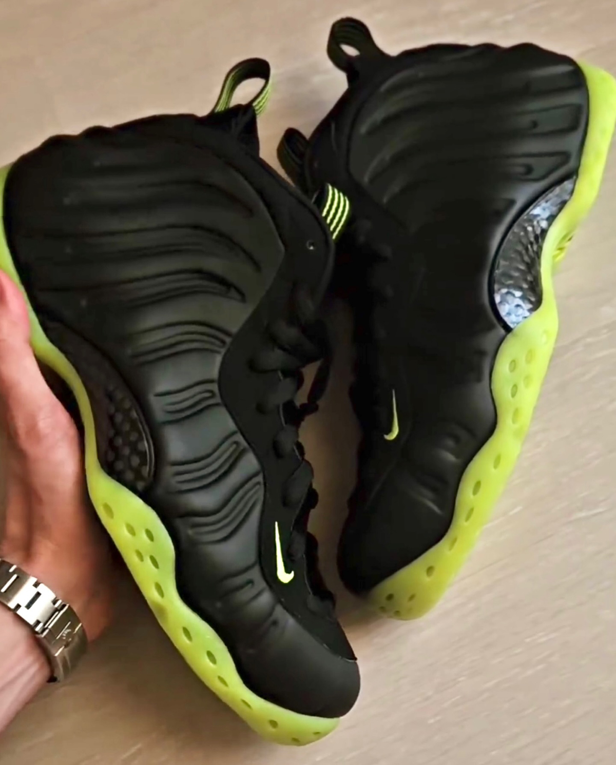 Nike Air Foamposite One Black Volt Hf2902 001 4