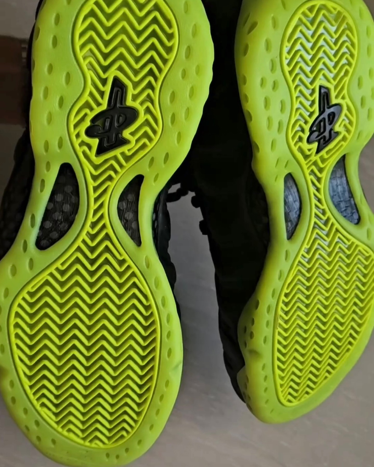 Nike Air Foamposite One Black Volt Hf2902 001 5